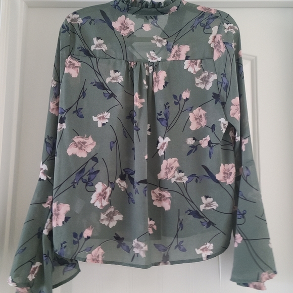 Floral button down shirt spring blouse bell sleeve top 70s inspired top greentop - Picture 5 of 5